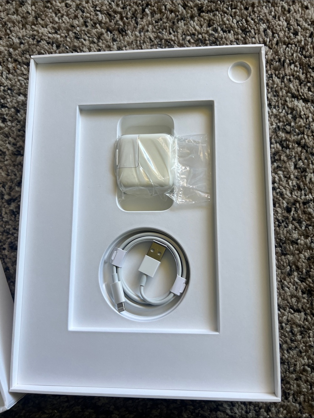 Apple Ipad 6 bundle. - Picture 5 of 9